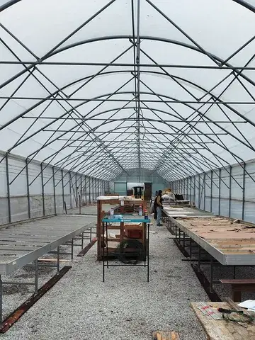 L'institut s'est installé dans une ancienne pépinière. Il subsiste donc quelques infrastructures, mais notre courageuse équipe a dû préparer le terrain avant de pouvoir commencer son activité de maraîchage. Le début d'année a donc naturellement été marqué par les gros chantiers. 

En plus du montage des serres et de la préparation des parcelles (voir post précédent), nous avons mis en place et nivelé les tables à marée pour la pépinière, construit les containers destinés à accueillir les stations outils et la station de lavage, assemblé la chambre froide et le bureau. Le dernier gros chantier, et non le moindre, a été la construction du chemin carrossable menant vers les champs.

Nous avons également reçu une panoplie d'outils flambants neufs nécessaires - certains plus que d'autres après réflexion 😂 - pour rendre le champ fertile ! 

Suite au prochain épisode 😁🫜