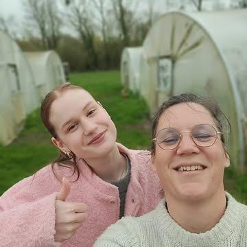 Op 25 april organiseren de mensen van Cookoff2026 een BBQ-wedstrijd in de Plantentuin van Meise – en wij leveren de groenten!

Deze week kwamen de organisatoren al langs op de boerderij voor een kennismaking én om leuke filmpjes te maken 

Nu duimen we dat een kok met veel groenten de overwinning binnenhaalt 

#bbq #korteketen #lokaal #groenten #plantentuinmeise #samenopdreef