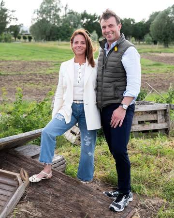 Hallo aan alle nieuwe volgers, we stellen onszelf graag eens voor! 

Wij zijn Tom & Ilse — en dit is ons verhaal.

Tom staat aan het vuur als chef, Ilse staat met haar voeten in de grond als boerin. Samen brengen we het beste van het land rechtstreeks tot op uw bord.

Restaurant. Catering. Boerderij.

Korte keten. Geen poespas.
Een eerlijk product, gemaakt met veel liefde.

#VerschilFarmToTable #GaultMillau #GaultMillauBelgium #FarmToTable #verschilnaturelle #foodie #freshproduce #localfoodlover #sustainablefood #farmersofbelgium #seasonaleats #michelinguide