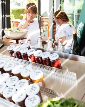 Welkom bij ons in de winkel! 

Lokaal - vers - organisch.

#VerschilFarmToTable #GaultMillau #GaultMillauBelgium #FarmToTable #verschilnaturelle #foodie #freshproduce #localfoodlover #sustainablefood #farmersofbelgium #seasonaleats #michelinguide