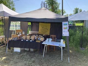 Vandaag: lokaal marktje in Pomona Puur Aerde.
Met ijs, yoghurt, granola, brood en nog zo veel meer…
Welkom!
@bellesgranola @bakkerij.burenbrood  @koffiehoorens @pomona.puuraerde