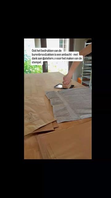 Vanaf nu staat het burenbrood-logo op elke broodzak :)

Dank aan @atelierv.v voor het maken van de stempel!

#desembrood 
#biologisch
#vlaamseardennen 
#ambacht