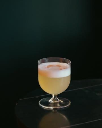 What makes our whiskey sour the best in town you ask? 
We take our Classics to the next level.
 A well balanced mix of bourbon en scotch for an extra smmmoky touch.
A drop of licorice that makes it linger longer. And lots of love poured in every drop.
If you want to learn more about twisting classic cocktails hit us up for the coming WORKSHOP WEDNESDAY 04/03/26. Do it baby 😎

#classiccocktails #twists #jiggersgent #workshopgent #barsgent