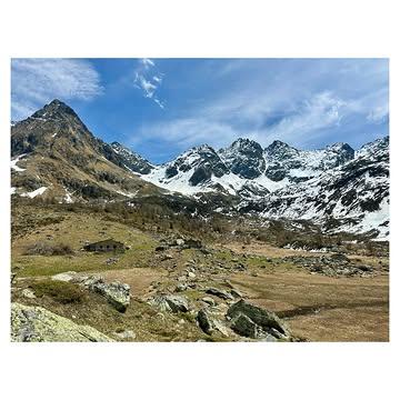 Science says there’s no better way to spend your Sunday than go into the mountains during a sunny day, surrounded by good company. Honestly. Trust us. You don’t have to factcheck. 

Today we took the lovely guests of our Jigger’s retreat to Alpe Painale. It’s a hike we recommend to all of our guests. You follow the winding summer cow paths through lush meadows, along the river, and past waterfalls and shrieking marmots. 7km and 800m of elevation later, you reach the breathtaking Alpe Painale.