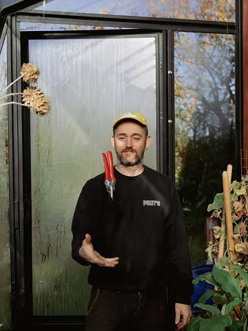 Op zo’n 45 minuten rijden van Gent, vlakbij de taalgrens, ligt in het
dorp Celles de kleine
boerderij @new_ventures___by_jiggers waar mixoloog Olivier Jacobs
en fotograaf @zzabang kruiden,
fruit en noten telen voor hun cocktail-
bar Jigger’s. Ik schuif bij aankomst
meteen aan tafel in de keuken met
aangebouwde serre. Een roerbak met
palmkoolscheuten, jonge berenklauw
en look-zonder-look krijgt extra pit
door de szechuanpeper, die een licht
verdovend gevoel geeft op de tong. De
peper, uit de Chinese szechuankeu-
ken, komt uit de tuin van de boerde-
rij. Het is de schil die rond de zwarte
zaadjes van de Zanthoxylum simu-
lans (in het Nederlands bekend als de
Kiespijnboom) zit. Even later wandelen
we de tuin in, op zoek naar de boom.
Als Olivier de jonge blaadjes fijnwrijft
tussen zijn vingers, komt het bekende
frisse citrusaroma naar boven. “Ik moet
hier eens een likeurtje mee maken”,
bedenkt hij.
Het is niet verwonderlijk dat Jigger’s, in
het centrum van Gent, de eerste bar in
België is die zijn eigen boerderij heeft.
Olivier staat al langer bekend als een
fervente voorstander van lokale ingre-
diënten. “Als klanten op zaterdagavond
een pornstar martini bestellen, dan
zal ik die niet serveren. Passievrucht
is een ingrediënt dat ik niet gebruik.
In zo’n geval leid ik mensen om naar
een cocktail met wortel en aardbei, een
combinatie die diezelfde zoete en frisse
smaken heeft, maar gemaakt is met
lokale ingrediënten. Iemand die een
pina colada vraagt, raad ik een cocktail
met likeur van vijgenblad aan, een zelf-
gemaakt drankje dat ook subtiel naar
kokos smaakt. Zo hoop ik mensen te
verrassen zonder ze af te schrikken.”
Na jarenlang fervent wildplukken en
oogsten bij een plukboerderij, was de
wens om een eigen tuin vorm te geven
groot.

Stukje uit het artikel van @barbara.serulus voor De Standaard. 
Lees alles over onze boerderij met recept dit weekend in De Standaard Magazine! 
📸@zzabang 
✌🏽🫶🏼

#permaculture #destandaardmagazine #farmtoglass #jiggersghent #wildbrews