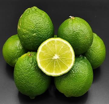 La Lime de Tahiti
La culture de la Lime de Tahiti dépasse les standards de l'agriculture biologique conventionnelle pour atteindre ce que je nomme la Bio-harmonie.
Ce protocole exclusif repose sur un équilibre symbiotique entre l'arbre et son écosystème, avec pour objectif unique l'exaltation des composés aromatiques.
Un Sol Vivant : Le Réacteur de Saveurs
Le secret de notre parfum extraordinaire réside d'abord dans la terre. Avec un taux exceptionnel de 8 % de matière organique, mmes sols ne sont pas de simples supports, mais de véritables réacteurs biologiques. Cette richesse permet :
•	Une Nutrition Chélatée Naturellement : La biodiversité microbienne (mycorhizes et bactéries bénéfiques) rend les oligo-éléments immédiatement biodisponibles, favorisant une synthèse accrue des métabolites secondaires.
•	Une Résilience Systémique : Un arbre en harmonie avec son sol ne subit pas de stress de carence, lui permettant de consacrer toute son énergie métabolique à la production de son flavedo.
L'Hyper-Concentration en Huiles Essentielles
La culture en Bio-harmonie stimule la densité et la pression des poches à essence situées dans le zeste. Contrairement aux limes du commerce, souvent forcées à l'azote, mes fruits développent une écorce saturée de molécules précieuses :
•	Limonène et Citral : Une concentration nettement plus élevée, offrant une attaque vive et une longueur en bouche persistante.
•	Parfum Extraordinaire : Au-delà de l'acidité, mes limes libèrent des notes florales et épicées complexes, une signature olfactive que seule une plante en pleine santé métabolique.
L'engagement Brumenil : Cultiver non pas pour le volume, mais pour la vibration aromatique. La Bio-harmonie, c'est offrir à l'arbre le sol qu'il mérite pour qu'il nous offre le parfum qu'il possède.
#LimeDeTahiti #AgrumesBrumenil #BioHarmonie #HauteGastronomie #ChefEtoile #MichelinStar #GaultMillau #TerroirBelge #Belgique #HuilesEssentielles #Agrumiculteur #ProduitDException #CitrusPassion #Botanique #