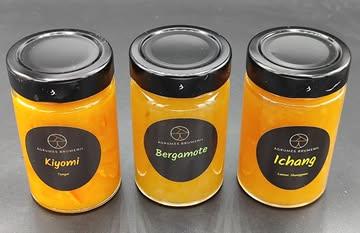 La Marmelade de Tangor Kiyomi
L’équilibre absolu du Japon. Hybride entre l'orange et la mandarine, le Kiyomi révèle ici une marmelade solaire, d'une douceur infinie. Un voyage sensoriel entre douceur orangée et complexité florale.
Idées de plats :
•	Gibier : Pour laquer un magret de canard ou accompagner une pièce de chevreuil.
•	Dessert : En cœur coulant dans un soufflé au chocolat noir ou sur une brioche perdue.

La Marmelade de Bergamote Fantastico
Ma Bergamote Fantastico livre une marmelade d'une puissance aromatique sans égale. Bergamotène et acétate de linalyle s'expriment dans un bouquet d'agrumes poivrés et floraux. Pour ceux qui cherchent la signature des grands chefs.
Idées de plats :
•	Volailles : En condiment pour une pintade fermière ou un ris de veau doré au beurre.
•	Dessert : Un trait sur une tartelette aux pignons de pin ou une ganache montée à l'Earl Grey.
et le pamplemousse, l’Ichang Lemon offre une marmelade à l’acidité cristalline et aux notes de vieux rhum

La Marmelade d’Ichang Lemon Shangyuan
La force d’un dinosaure . Une texture veloutée qui sublime la puissance sauvage si difficile à dompter. 
Idées de plats :
•	Mer : Sur un filet de bar de ligne ou des noix de Saint-Pierre snackées.
•	Fromage : En contraste avec un fromage de chèvre frais ou une Tomme de montagne.

Le condiment Shikuwasa d’Ogimi
L’Agrume de la Longévité d’Okinawa. Ce condiment au Shikuwasa est une décharge d'énergie : une acidité électrique soutenue par la richesse en nobiletine de son écorce. Un profil aromatique unique, entre le lime et la mandarine verte, pour une fraîcheur percutante.
Idées de plats :
•	Crustacés : Idéal avec un tartare de langoustines ou des gambas grillées.
•	Signature : En base pour une vinaigrette d'exception sur un carpaccio de racines (topinambour, céleri).
#AgrumesBrumenil #AgrumesDexception #GastronomieBelge #TerroirDeVerlaine #CitrusLover #MarmeladeArtisanale.