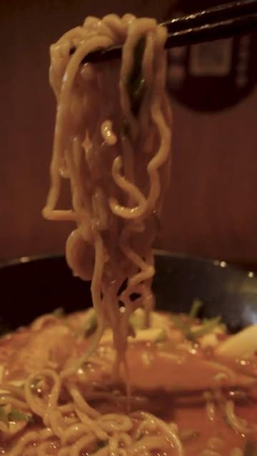 🔥 De OG, onze signature bowl: Spicy Miso Ramen 🤤 Spicy level 1, 2, 3, … 4 of … 5? 😏

Dagverse noedels uit eigen atelier, gemaakt van lokale en biologische 🍀 bloem uit Oudenaarde. 

Pittige, romige, langzaam getrokken miso en varkensbouillon. Sappig gegrilde lokale en biologische 🍀 pork belly. 

Afgewerkt met lente-ui, bamboescheutjes, sojaboontjes en gemarineerde ajitama van lokale scharrelei. 😋

📸 @cauwie.mp4 

#spicy #miso #ramen #gent #ghent