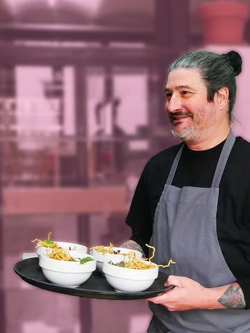 ⭐Op vrijdag 6 maart trappen we Handen & Honger Festival af met een Friday Noodle Night!

Voor deze gelegenheid slaan @michael_blanckaert (Timelab Eatery) en @_ramensensei (Zuru Zuru Ramen) de handen in elkaar. Ze serveren Khao Soi, een Noord-Thaise Curry Noodle Soup met sapporo wavy noedels.

Kom je mee genieten van een stomende kom noedels met heerlijk geurende currysoep? 

Reserveer nu via de link in bio