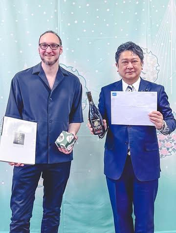 Op Culinaire Cultuuruitwisseling! 🍜 Van #Gent naar #Kanazawa 🇯🇵, een reis vol heerlijke ontdekkingen! 😋 

Chef Nick bezocht onlangs Kanazawa, de zusterstad van Gent, om de culinaire banden te versterken. Een onvergetelijke ervaring! 🇯🇵

Tijdens zijn bezoek overhandigde Nick een brief van burgemeester Mathias De Clercq aan burgemeester Takashi Murayama. 

Nick ontving een fotoboek vol prachtige beelden van Kanazawa. Dit fotoboek kan je vanaf nu inkijken in ons restaurant!

“De combinatie van lokale ingrediënten zoals snow crab, noto-varkensvlees en kip-zeevruchtensoep zorgen voor een unieke smaakervaring.” – Nick

Lees het volledige verhaal, 
inclusief Nick’s top 5 adresjes op zuru.be, 
of via link in bio!