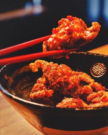 🍯 #HOTHONEY KARAAGE CHICKEN! 🌶️ Zalig krokante kip met zoete, pittige smaaksensatie. 🤤 Gemaakt in eigen atelier van chef Nick’s chili mengeling en lokale Gentse honing van @beesandyou. 🐝

Imker Christophe’s honing is echt heel speciaal, hij werkt op een natuurlijke manier zonder gebruik van chemicaliën, waardoor zijn honing niet alleen super yummy is, maar ook duurzaam en lokaal. 

Christophe verzorgt zijn bijen met veel liefde en respect. Hij werkt zonder imkerpak, handschoenen of rook, en zorgt ervoor dat zijn bijen overwinteren op hun eigen honing. 

Dit alles zorgt voor #honing van de hoogste kwaliteit, met een rijke, natuurlijke smaak die perfect past bij onze Zuru Zuru Hot Honey #Karaage #Chicken.

Vanaf dinsdag 3 maart!