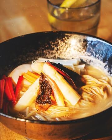 NIEUW! #Asperge #Ramen Special 🤤 De lenteklassieker Asperges à la Flamande heruitgevonden, waar de romigheid van de Vlaamse lente fuseert met Japanse smaken. 🍜

Hartige asperge-dashi broth, sous-vide asperges, een romig Onsen Tamago gemarineerd eitje en verse #umami morieljes. Kleurrijk trio van snijbiet en ingelegde Japanse gember. De abura aromatische olie op basis van geklaarde boter geeft die typische Vlaamse zachtheid mee. 

🍹 Gepaird met in huis geroosterde #Hojicha Cold Brew thee met citroen die zorgt voor een frisse afronding.

👉 Vanaf dinsdag 7 april in #Gent!

📸 @drinks_for_busy_people