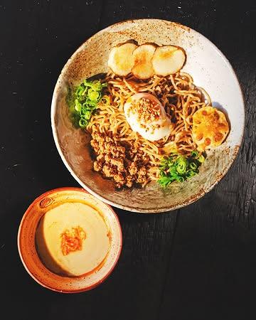 🤤 NIEUW! 🥜 Peanut Tantan Tsukemen
Slurp deze zomerse #Tsukemen dipping ramen waarbij je de noedels 🥢 dipt in een rijke umami #pinda bouillon. Een beetje zoet en nutty, lichtjes pittig. 

Lekker getopt met gemarineerde lams soboro, enoki, aardpeer, lente-uitjes en een zijdezachte onsen tamago eitje... Afgewerkt met teriyaki crumble en knapperige tempura van lotuswortel. 😋

🌱 Kan ook perfect als Veggie of Vegan met tempura van bloemkool. 

🍹 Pair met verfrissende #Sencha Cold Brew met munt, sinaasappel en agave of met onze 🍶 Home-Infused #Saké met citrus, munt en een snuifje kaneel. 

👉 Vanaf dinsdag 9 juni 2026 in #Gent!

📸 @drinks_for_busy_people