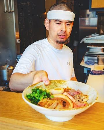 Throwback to last weekend’s kitchen takeover by Ramen master Ryuichi Ueno @supersaiyajin26 🔥 The summer heatwave couldn’t stop our hungry guests from lining up! For 48 hours our kitchen basically relocated to Tokyo.

3 bowls and 160 years of Japan-Belgium friendship 🇯🇵🇧🇪 @160anniv_japanbelgium 

To master Ueno, domo arigatou for trusting us with your craft. To our guests who waited in line, in scorching heat or rain, you’re the real ones! 🙏

📸 @drinks_for_busy_people 

#Gent #Ghent #ヘント #ゲント