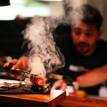Ben jij een liefhebber van de Japanse keuken? Dan hebben wij goed nieuws! Van 20 tot 23 augustus slaan @zuruzururamen uit Gent en @hiro.antwerp de handen in elkaar voor een exclusieve culinaire samenwerking! Vier dagen lang kan je op de Napoleonkaai in Antwerpen komen proeven van de iconische Spicy Miso Ramen van chef Nick Hofman én van de authentieke yakitori van HIRO, bereid op een traditionele Japanse houtskoolgrill.

Meer weten? Lees er alles over in onze gloednieuwe blogpost! Neem zeker ook een kijkje op de website van HIRO en reserveer snel je tafel! Contact opnemen kan ook via hai@hiro-antwerp.be.

•

Link in bio

#ZuruZuruRamen #hiroizakaya #spicymisoramen #nickhofman #yakitori #japanesefood #antwerp #eatinantwerp #foodblog