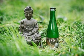 🍺 Nos partenaires de confiance 🍺

Depuis de nombreuses années, nous avons la chance d’être entourés de partenaires passionnés qui partagent nos valeurs de qualité, d’authenticité et de créativité.

Aujourd’hui, nous souhaitons mettre à l’honneur la microbrasserie Zythologist, située à Gouy-lez-Piéton.

Au-delà d’un simple partenariat, c’est avant tout une belle aventure humaine qui nous unit. Une équipe passionnée, curieuse et toujours prête à sortir des sentiers battus pour créer des bières artisanales de caractère.

Notre collaboration a même donné naissance à un projet qui nous tient particulièrement à cœur : la création de la Bouddha Beer 🍻.

Cette bière unique, brassée ensemble, associait des saveurs aussi surprenantes qu’élégantes : litchi, main de Bouddha et poivre noir taïwanais. Une véritable rencontre entre l’univers brassicole de Zythologist et l’identité culinaire de L’Esprit Bouddha.

C’est ce genre de projets qui nous rappelle pourquoi nous aimons tant travailler avec des artisans locaux : partager des idées, créer ensemble et proposer à nos clients des expériences originales et authentiques.

🙏 Merci à toute l’équipe de Zythologist pour leur confiance, leur créativité et leur passion communicative.

Continuons à faire vivre ensemble le savoir-faire local et les belles collaborations de notre région.

#EspritBouddha #NosPartenairesDeConfiance #Zythologist #BiereArtisanale #ProduitsLocaux #CircuitCourt #SavoirFaireLocal #Charleroi #Michelin #GaultEtMillau 🍺