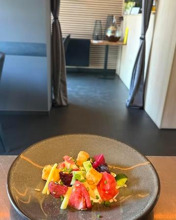 🌿 Lunch du mois de juillet 🌿

L’été s’invite à votre table avec un lunch imaginé autour de produits d’exception, de légumes bio et de saveurs inspirées de la cuisine chinoise et du terroir.

✨ Entrée au choix

🥟 Gyoza de porc, crème d’Isigny au miso & sésame torréfié

🍅 Stracciatella, tomates & betteraves bio, tofu

🐟 Filet de bar légèrement snacké au chalumeau, sauce soja & huile d’olive extra vierge

✨ Plat au choix

🌶️ Riz thaï sauté au chorizo de porc noir basque

🍤 Scampis aux légumes bio, saté de Chine & lait de coco

🍗 Tie Pan de poulet croustillant, sauce BBQ

💶 28,00 € par personne
🍽️ Lunch non modifiable
🕛 Servi uniquement le midi jusqu’à 13h30.

📍 L’Esprit Bouddha – Gosselies

🔗 Réservez votre table :
https://espritbouddha.be/reservation

✨ Nous avons hâte de vous accueillir et de vous faire découvrir cette nouvelle sélection estivale.

#EspritBouddha #Michelin #GaultEtMillau #LunchGourmand #CuisineChinoise #ProduitsBio #Charleroi #Gosselies #FoodLovers #MangerLocal