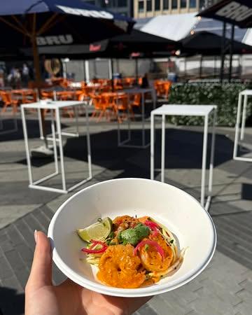🍤 La création de L’Esprit Bouddha au FestiFood Charleroi

À l’occasion du FestiFood Charleroi, venez découvrir une création imaginée spécialement pour cet événement :

Gambas flambées, saté de Chine et lait de coco, accompagnées de courgettes bio croquantes de la Ferme du Maustitchi.

Le tout est sublimé par de délicats pickles de daikon marinés à la betterave rouge, qui apportent une touche acidulée et une belle fraîcheur, avant d’être relevé d’un zeste de citron vert pour une finale vive et parfumée.

Une assiette gourmande, équilibrée et pleine de fraîcheur, où les meilleurs produits locaux rencontrent les saveurs authentiques de l’Asie.

📍 Retrouvez L’Esprit Bouddha à la Place Verte de Charleroi :

🗓️ Vendredi : de 18h à minuit
🗓️ Samedi : de midi à minuit
🗓️ Dimanche : de midi à 23h

🎟️ Entrée gratuite !

Nous avons hâte de vous faire découvrir cette création et de partager avec vous un week-end placé sous le signe de la gastronomie, de la convivialité et de la fête.

#FestiFood #CharleroiBouge #EspritBouddha #PlaceVerte #GuideMichelin #Gastronomie #SaveursAsiatiques #ProduitsLocaux #Charleroi