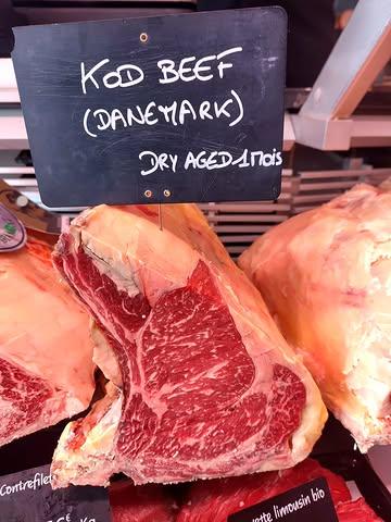 🥳 Arrivage printanier incroyable de Côtes à l'os de la maison @lesage_prestige cette semaine chez Les Garçons Bouchers.

Reposées un mois, elles vous attendent en comptoir. On en a mis quelques uns à maturer aussi... Parce qu'il en faut pour tous les goûts 😋 

🐂La Roxa Douro du producteur @gutreigalicia nous propose des bovins sélectionnés dans des petites exploitations traditionnelles espagnoles et portugaises. Un gras plus jaune, plus salin, grâce aux pâturages d'une acidité particulière de la région pour une saveur unique. 

🐄 La Kød nous vient du Danemark. Jutosité et marbrage intense pour ces Côtes à l'os de race Jersey. Des fermes rigoureusement sélectionnées, des éleveurs passionnés et un savoir-faire pour révéler toute la typicité du terroir danois. 

🐮 Et enfin la Simmental, un classique qu'on ne presente plus mais qui présente un caractère très particulier, presque noisetté. Moins grasse que les deux précédentes, la Simmental offre naturellement un goût prononcé et savoureux. Elle nous vient des pâturages allemands.

Idéales pour vos barbecues, ces pièces d' d'exception n'attendent que vous et vos braises 🔥

#brusselsfood #meatlover #butcher #brussels