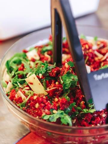 Le tartare de bœuf à l'italienne, c'est votre/notre petit pêché mignon 😋

Vous l'aimez, vous l'adorez, vous le dégustez, vous l'engloutissez, vous le consommez avec parcimonie ou non... Mais une chose est sûre, c'est que tous les matins il est réalisé avec amour et avec des produits dont nous sommes fiers 🥰

Un bœuf Limousin bio de nos Ardennes gros moulu pour garder cette mâche caractéristique du tartare, du parmesan en copeaux, un bon pesto, de la roquette fraîche, des pignons de pin et de l'huile de truffe.

En plat principal, dans un sandwich (dans les nôtres, on est particulièrement généreux), sur un petit toast à l'apéro, voire à la petite cuillère 🙈 tout est bon pour déguster cette petite merveille de fraîcheur 😋

Et vous, vous le dévorez comment ce tartare ?

#butcher #brusselsfood