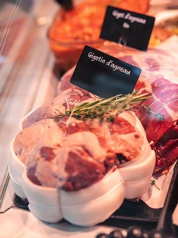 🔔 C'est bientôt Pâques 🔔 Et qui dit Pâques, dit liesses familiales ! Et qui dit grandes tablées, dit AGNEAU 😋 

Mais attention, pas n'importe lequel ☝️Chez les Garçons Bouchers, on travaille un agneau belge ET bio de la coopérative @pqa_porc_qualite_ardenne , qui arrive entier dans nos ateliers. Toute la bête est valorisée pour vous offrir ce qu'il y a de meilleur dans ce terroir belge 💚

Peites côtes, entrecôtes, noisettes, gigot (tranché ou non), épaule (désossée ou non), blanquette, panoufle, collier... Tout est possible !

On s'occupe également de vos plats traiteur avec un menu (ci-joint) sur mesure pour vos repas festifs. Commandez par mail ou sur place, et on se plie en 4 pour vous 🍽️

#brusselsfood #boucherie #meatlover