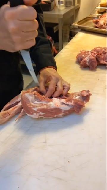 🐑🐑🐑Notre navarin d'agneau, nous le préparons avec des morceaux d'épaule désossée par nos soins et des légumes primeurs. Carottes, navets, mange-tout ; des couleurs qui sentent bon le printemps ! 🦋❇️🌼🌸⛅

L'agneau bio vient de nos Ardennes et nous est livré toutes semaines par la coopérative @pqa_porc_qualite_ardenne . Un produit que nous aimons mettre en valeur pour la qualité de sa viande et son côté local.

Le navarin d'agneau se retrouve bien sûr dans notre menu de Pâques 2026 aux côtés de moussakas, de bourguignon d'agneau, de pain de viande à la menthe, de braisades, et toutes les pièces d'agneau que vous désirez !

Nous prenons vos commandes jusque jeudi prochain (2 avril) - en magasin ou par mail - pour vos festivités printanières ! 🦋❇️🌸🌼⛅

#brussels #uccle #butcher