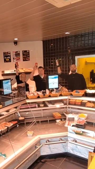 Derrière les Garçons bouchers que vous connaissez, il y a les coulisses aussi évidemment.

🎶Les voisins le savent bien : après la fermeture, la vie ne s'arrête pas encore toute à fait à la boucherie...

Tous les soirs, le magasin est vidé et nettoyé de fond en comble, mais toujours dans la très bonne humeur et les décibels qui mettent l'ambiance dans toute la rue.

🥳 Certains d'entre vous l'ont déjà entendu, en rigolent en passant, dansent aussi, nous souhaitent une belle soirée, sont heureux de nous voir dans une si bonne ambiance, ce qui nous empêche pas d'encore vous servir l'un ou l'autre produit encore accessible. Tant qu'on peut faire plaisir, on le fait et c'est ça aussi la force des Garçons Bouchers : l'accueil, même s'il est l'heure fermer 😊