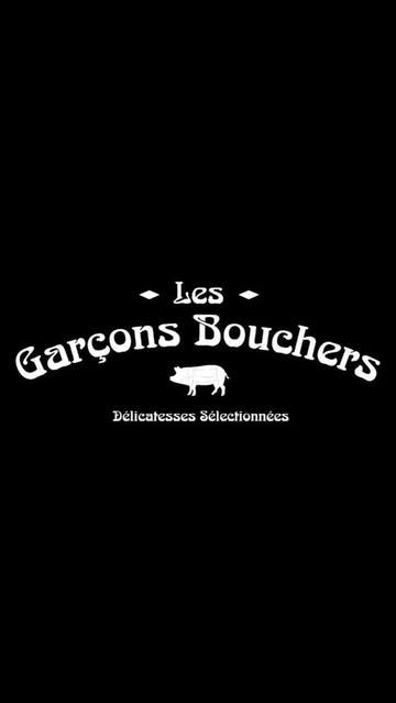 ⏰06h50...

Avant l'ouverture, les Garçons Bouchers sont à l'œuvre depuis une heure et demi. Chaque matin, tout recommence pour vous offrir un comptoir digne de votre confiance. Un travail de l'ombre qui demande du temps, de la passion et beaucoup de savoir-faire.

Découpe, hachés, prépas bouchères... Tout est fait quotidiennement dans l'atelier.

Et chez nous, un beau produit se respecte jusqu'au bout. Rien ne se perd : ce qui n'est pas vendu aujourd'hui est revalorisé intelligemment le lendemain dans nos préparations maison et traiteur. 

Artisan boucher, ça veut aussi dire tout ça 🥰

#brusselsfood #meatlover #brussels