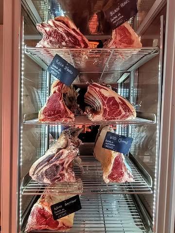 Chez les Garçons Bouchers, on laisse l'occasion et le temps à nos belles côtes de dévoiler tous leurs arômes en les plaçant en chambre de maturation 🥩

Mais, toutes les pièces n'ont pas vocation à être mâturées. Elles doivent présenter un certain taux de gras, indispensable pour protéger la viande durant le process et lui permettre de développer cette complexité et cette profondeur que l'on recherche.

Pendant plusieurs semaines, dans des conditions contrôlées de température, d'humidité et de ventilation, la côte va perdre en eau, se concentrer en goût et gagner en tendreté 😋

Résultat? Une viande à la saveur plus intense, à la texture ultra-fondante et aux notes noisettées. Difficile de faire plus gourmand, en somme 🙃

En bref, la maturation, c'est du temps et du savoir-faire !

@lesage_prestige 

#uccle #brusselsfood #meatlover