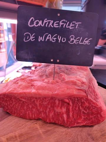 📣 Les Garçons Bouchers ont reçu la visite des éleveurs de la ferme Rustiq à Emines (près de Gembloux).

Ils élèvent des porcs Mangalica et des Wagyu depuis 2022 de manière raisonnée 🐽 🐂

💚 Nous avons à cœur de faire honneur aux producteurs locaux et de vous proposer leurs charcuteries. Chorizo, coppa et noix de jambon fumée font désormais partie de notre assortiment.

Contre-filet, bavette et filet pur de Wagyu belge vous attendent également dans notre comptoir.

Venez vite découvrir ces nouveaux produits chez nous !