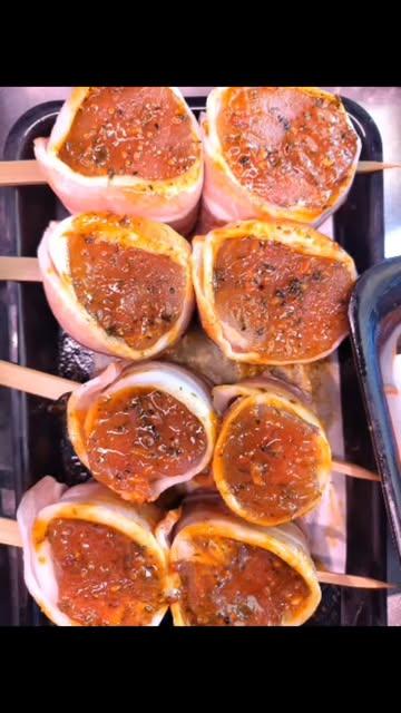 Chez les Garçons Bouchers, nous avons toujours privilégié des marinades sans conservateurs 💚 

🐑 Côtes d'agneau à l'ail des ours
🐷 Ribs paprika et poivre
🐽 Araignée de porc thym et oignons fumés 
🦆 Magret de canard aux épices orientales 
🐖 Pluma paprika et poivre
🐽 Brochette de filet pur de porc enlardé aux épices orientales

Notre comptoir en est plein pour vos barbecues du week-end 🔥 🔥 🔥

#brusselsfood #uccle #meatlover #boucherie #brussels