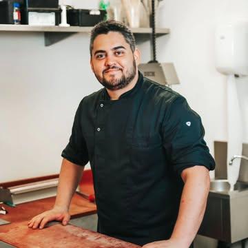 Deyvid, c'est le plus ancien des Garçons Bouchers - après Walid bien sûr. Mais Deyvid - prononcé Deyyyvich -, c'est surtout le plus blagueur et le plus serviable d'entre nous 🤗

C'est aussi notre boucher-charcutier ; celui qui, tous les matins, lance tous les hachés et préparations bouchères de notre enseigne... et notamment LA  saucisse 100% bœuf Churrasco, hommage à ses racines brésiliennes 🇧🇷

Serviable, fiable, et toujours orienté solution, il se plie en quatre pour les clients comme pour l’équipe. Avec son accent chantant et sa bonne humeur communicative, il transforme chaque service en moment léger et sympathique ! 🥳

Merci pour tout Deyyyvich ❤️