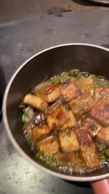 Du porc wallon de chez @lesgarconsbouchersdieweg avec du thym frais du jardin. Des palets de navet au sel aux herbes et origan frais du jardin. Le repas du soir avance doucement