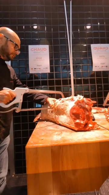 🔥 Tous les jeudis matins, les Garçons Bouchers travaillent l'arrivage de bœuf Limousin élevé en bio à Libramont. 

💚 Ci-dessus, passion, savoir-faire et amour du bon produit pour vous préparer côtes à l'os, entrecôtes, contre-filet et filet pur.

🚚 Christophe et Sebastien, de la coopérative Beefriend avec laquelle nous travaillons, nous livrent tous les mercredis. Des éleveurs justement rémunérés et qui le rendent bien à leurs bêtes.

🌿 Les vaches limousines sont en pâturage au moins 7 mois par an et se nourrissent donc principalement d'herbes fraîches. 

Grâce à tous ces éléments, nous parvenons à vous proposer une viande moins persillée mais tout aussi tendre, goûtue et savoureuse. Venez découvrir le travail des Garçons Bouchers, vous n'en serez pas déçus 🤗

#brusselsfood #uccle #brussels #meatlover