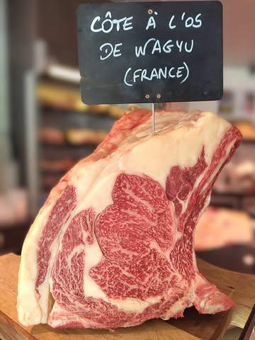 📣 Arrivage incroyable chez les Garçons Bouchers de Wagyu français de la Ferme des Plantes. 

🐂 Dans cette ferme située en Bourgogne, la génétique est minutieusement sélectionnée par le propriétaire et éleveur, le bétail est nourri avec des aliments de haute qualité (luzerne, mais, blé et de l'herbe) et hydraté avec de l'eau calcaire pure puisée à 300 mètres du sol. Le bien-être animal fait également partie intégrante de la philosophie de l'élevage, avec un engraissage a l'air libre. Le temps de repos est aussi méticuleusement respecté par la maison Lesage.

😋 Ce qui nous permet d'avoir des côtes à l'os au persillage exceptionnel, tout autant que le filet pur ou l'onglet que vous pouvez retrouver dans notre comptoir pour l'instant. Les Garçons Bouchers ont le plaisir de proposer ces petites merveilles aux volumes très très confidentiels. 

Attention il n'y en aura pas pour tout le monde 🙈

#brusselsfood #meatlover #uccle