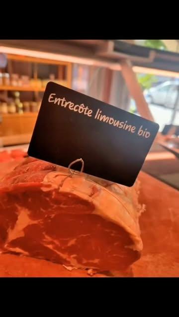 Chez les Garçons Bouchers, le bio et le local ont une importance capitale, et ce depuis l'ouverture, en 2018.

Depuis les débuts, nous travaillons un bœuf Limousin bio provenant de Libramont. Il nous est livré tous les mercredis, en circuit court. Une manière d'avoir une vraie relation de confiance avec les éleveurs, de connaître leur pratique et d'échanger sur le bien-être animal.

Quant à l'agneau, il est bio également et provient de la coopérative wallonne PQA. Un cahier des charges scrupuleusement respecté pour des animaux respectés autant que leurs éleveurs.

En parallèle, nous essayons d'élargir notre gamme de charcuteries en privilégiant des produits bios et belges. Raison pour laquelle aussi nous mettons au point des recettes pour vous proposer dorénavant des pâtés, des mousses et des pressés faits maison. 

Des choix posés pour vous proposer ce que notre terroir a de meilleur 😋

#brusselsfood #uccle #butcher
