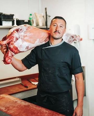 🔥Tom, c'est notre boucher le plus méticuleux. Celui qui aime le travail bien fait, précis et qui met tout son cœur à soigner vos commandes. Sa devise : rien n'est impossible pour vous satisfaire !

Toujours à la recherche de nouvelles préparations bouchères pour régaler vos repas mais aussi pour valoriser chaque morceau, Tom met toute son énergie à travailler la bête dans son intégralité. Parce que le métier de boucher-artisan, c'est ça qui l'anime ! 💪

Toujours le sourire aux lèvres, une petite blague en coin, jamais bien loin d'un commentaire sur le foot - sa deuxième passion -, et des conseils de cuisson ultra judicieux, Tom c'est celui qu'il vous faut chez les Garçons Bouchers pour vous chouchouter 🤗