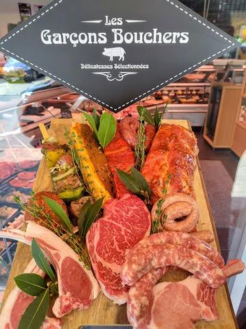 On sait que le Belge est friand des barbecues par tous temps mais la météo de ce weekend - avec un air bien plus respirable que ces derniers jours 🥵 - sera vraiment juste parfaite pour accompagner les joyeusetés gourmandes des Garçons Bouchers 😋

Brochettes de bœuf, de canard, d'agneau, de volaille, de porc, entrecôtes, côtes à l'os, pluma, ribs, pata Negra, saucisses en tous genres... A vos braises pour un BBQ estival comme il se doit 🔥