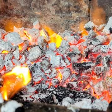 🔥 La météo se prête aux braises ? Mais ce n'est pas tout ! Venez decouvrir le comptoir des Garçons Bouchers pour un barbecue totalement réussi 🔥
