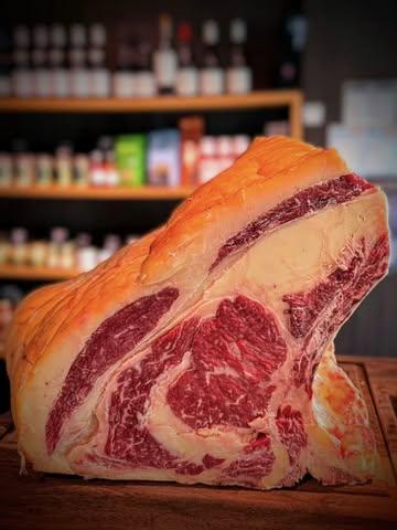 🔥 Les Garçons Bouchers vous ont soufflé l'idée de bonnes braises pour un BBQ parfait. 

🇪🇸 Place aujourd'hui à notre petit bijou de Côte de bœuf venant tout droit d'Espagne. La crème de la crème de la Roxa Douro que vous aimez tant chez les Garçons Bouchers : la Roxa Douro Diamante. 

🐂 Une vache de 8 ans, de race espagnole rustique, la Retinta, à la robe acajou-cacao, principalement élevée en Andalousie, dans un milieu marqué par la sècheresse estivale, pour une viande rouge ferme, juteuse et savoureuse.

En circuit court, de l'éleveur aux Garçons Bouchers en passant par notre sélectionneur @lesage_prestige pour une traçabilité parfaite de l'animal 💚