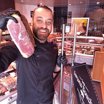 Gaëtan, c'est le vendeur le plus zawnzeur de tout Bruxelles. On l'aime parce qu'il est toujours de bonne humeur, qu'il adore son métier, qu'il prend plaisir à vous faire goûter nos produits et qu'il apprécie par dessus tout vous raconter l'histoire des producteurs qui sont derrière.

Les charcuteries, c'est son rayon. Sa charcuterie préférée : le bœuf fumé ! A moins que ce ne soit le Secreto 🤔 ou la Coppa Corse ? Et que dire de cette tranche de saucisson de jambon offerte aux jeunes et moins jeunes nostalgiques 🙃 Les produits charcutiers c'est son dada et il aime vous les faire découvrir.

Merci Mister Dikkenek pour les bonnes ondes que tu apportes aux Garçons Bouchers ❤️ et le sourire que tu laisses sur le visage des clients passés entre tes mains !