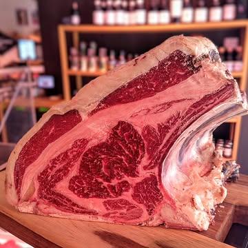 🐄 Cette semaine chez les Garçons Bouchers, nous avons fait rentrer ce magnifique train de côtes de bœuf Mirandesa, une race portugaise ancestrale extrêmement confidentielle.

Une nouveauté en rayon ? Non pas spécialement, surtout une demande spécifique de l'un de nos clients qui désirait une belle pièce de bœuf sur os, espagnole ou portugaise, maturée environ 8 semaines. 

Parce que c'est comme ça que l'on fonctionne chez les Garçons Bouchers : à la carte (en plus de notre sélection bien sûr) ! Ce que vous voulez, nous nous coupons en 4 pour vous le proposer. Ça fonctionne pour les pièces de viande mais aussi pour la partie traiteur de notre comptoir.

Nous sommes toujours ravis de faire plaisir et de trouver des solutions donc n'hésitez pas si vous chercher quelque chose en particulier. C'est aussi ça la force d'un commerce de quartier comme les Garçons Bouchers 🤗