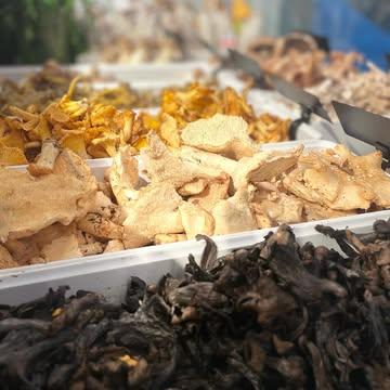 🎉 Le compte à rebours des fêtes est lancé ! 🎄 Sublimez vos repas avec nos caviars, foie gras, champignons, truffes et autres produits primeurs... Découvrez notre offre et commandez en magasin, par téléphone ou via https://urlr.me/Mewm7j (https://urlr.me/Mewm7j) 🤩 L’équipe Champ(igros) vous attend !