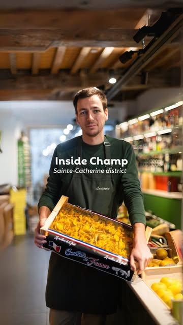 Les secrets de nos artisans bruxellois 👋🏼✨

Derrière les devantures de Bruxelles se cachent des créateurs. Vous les connaissez derrière leur comptoir, mais leur passion réside dans l’arrière boutique.

Nous sommes partis à la rencontre de Ludovic, primeur chez @champ.brussels 🍄‍🟫

Champ, c’est avant tout une passion pour le goût, la cuisine authentique et les produits de qualité ! Depuis 1950, Champ s’est imposé comme un véritable pilier de la gastronomie fine.

Primeur, épicerie fine, cave et surtout spécialiste des champignons, vous y trouverez des produits du terroir, des classiques aux plus originaux, pour concocter des plats délicieux à partager avec vos proches durant les fêtes de fin d’année.

Laissez-vous transporter dans cet univers qui vous mettra l’eau à la bouche grâce à des produits sélectionnés avec passion !

On vous laisse le découvrir en 2 minutes ✨

Champ📍Rue Sainte-Catherine 36, 1000 Bruxelles

—

De geheimen van onze Brusselse ambachtslui 👋🏼✨

Achter de etalages van Brussel staan ontwerpers. Je kent ze misschien achter hun toonbank, maar hun passie ligt op de achtergrond.

We gingen Ludovic ontmoeten, een groenteboer bij champ brussels 🍄‍🟫

Champ is in de eerste plaats een passie voor smaak, authentieke gerechten en kwaliteitsproducten! Sinds 1950 heeft Champ zich gevestigd als een echte pijler van de fijne gastronomie.

Als groenteboer, delicatessenwinkel, kelder en vooral champignonspecialist vind je er streekproducten, van klassiekers tot de meest originele, om heerlijke gerechten mee te maken die je tijdens de feestdagen met je geliefden kunt delen.

Laat je meevoeren in deze verrukkelijke wereld van seizoensgebonden, lokale producten, met passie geselecteerd!

We laten het je ontdekken in 2 minuten ✨

Sint-Katelijnerstraat📍 36, 1000 Brussel

#primeur #visitebruxelles #artisanatlocal #achetelocal #supportlocalartisans #epiceriebruxelles #épiceriefine #champignon #produitslocaux #artisanbruxellois #artisanprimeur