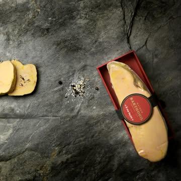 Plus que quelques jours avant les festivités, et on ne va pas se mentir : vos retours sur @maison_barthouil nous montrent que ce choix vous plaît ! 😍

Et bonne nouvelle 👉 un nouvel arrivage de la Maison Barthouil est encore prévu chez CHAMP ✨

Depuis près d’un siècle, cette maison des Landes signe des foies gras d’exception, façonnés dans le respect du temps et du savoir-faire :
🦆 des canards issus d’éleveurs partenaires avec lesquels la maison travaille en autarcie,
✋ un foie gras entièrement travaillé à la main,
⏳ du temps, beaucoup de temps, pour laisser les saveurs s’exprimer.

À la dégustation ?
Un foie gras fondant, généreux et intensément goûtu, parfait pour ouvrir les festivités… et faire briller la table ✨

👉 Venez le découvrir chez CHAMP et laissez-vous tenter pour les fêtes 🎄🥂