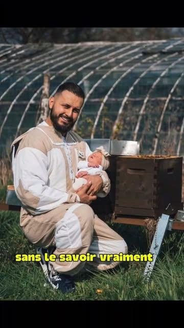 Quand elle avait quelques jours, je l’ai portée jusqu’aux ruches.
J’ai murmuré aux abeilles :
“Une nouvelle âme est arrivée.”
Aujourd’hui, elle marche au milieu d’elles.
Sans peur.
Elles la reconnaissent. Et elle… les comprend.
Aviez-vous déjà entendu parler de l’annonce aux abeilles ?

#annonceauxabeilles #lieninvisible #émotionpure #natureettradition