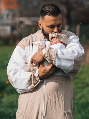Le jour où Naïla a été présentée aux abeilles 🐝❤️🌻

« Une nouvelle âme est née. Je vous présente Naïla, ma fille.
Elle n’a que trois jours.
Accueillez-la comme si elle était votre protégée,
veillez sur elle comme je veille sur vous,
et allez prévenir le monde invisible qu’une âme pure vient de naître. »

Tels furent mes mots.

#Abeilles #naissance #apiculture #esprit #Nature #filleapapa #tradition