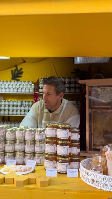 Venez nombreux au marché de la bourse, on vous attend de pied ferme juste en face du McDo ! 🐝🍯 @beesapibruxelles 

#noël #christmastime #christmas #beesapibruxelles #apiculture #abeilles #nature #familleetnature #biodiversité #miel #beekeeping #labourse #bruxellesmabelle🇧🇪 #bruxelles