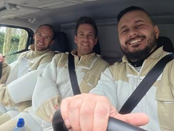 Aujourd’hui, malgré mon opération de la cloison nasale d’hier, nous sommes allés faire le tour de nos ruches… et oui, quand on aime on ne compte pas ! 🐝💛

#Abeilles #miel #passion #ruches #ApicultureUrbaine