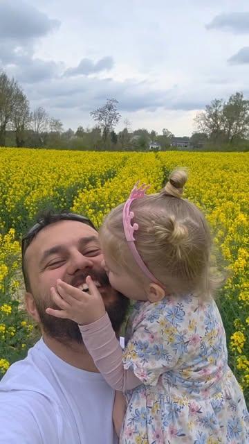 Une journée typique que j'aime passer avec ma fille 🌻🥰🐝

#Abeilles #apiculture #amour #biodiversité #perefille❤️